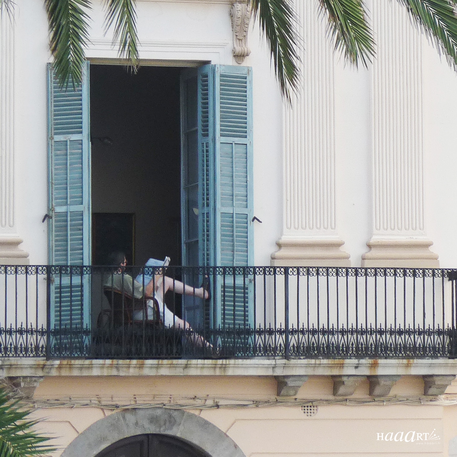 Lecteur au balcon