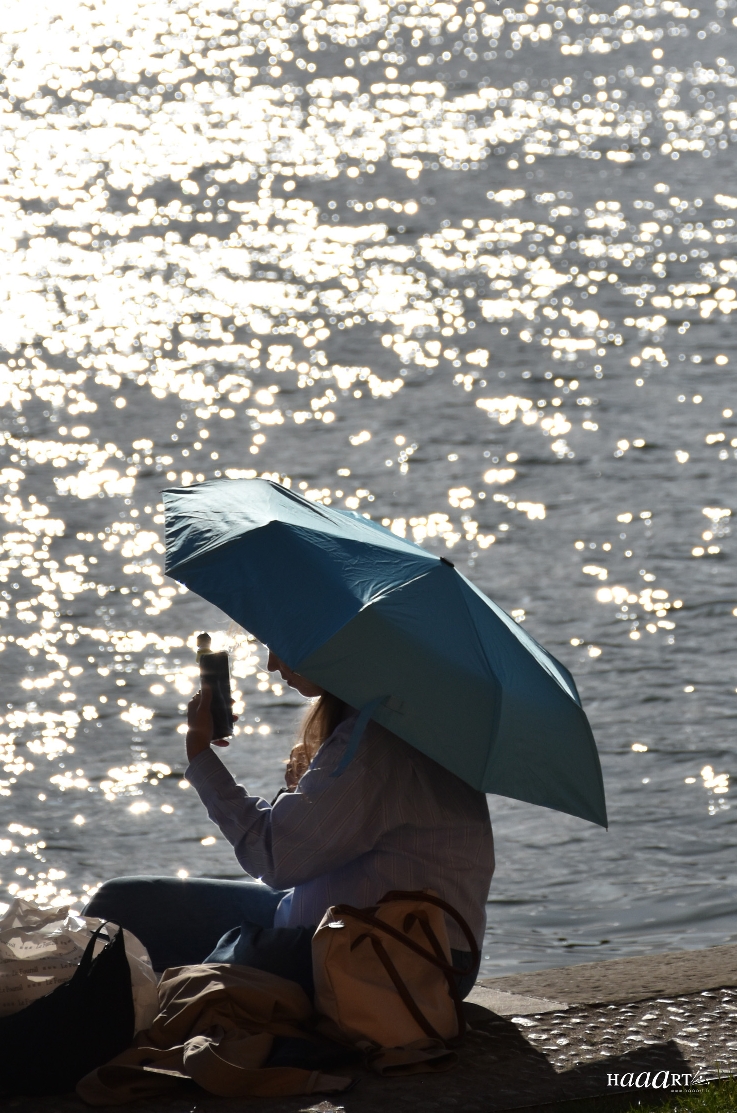 Sous un parapluie