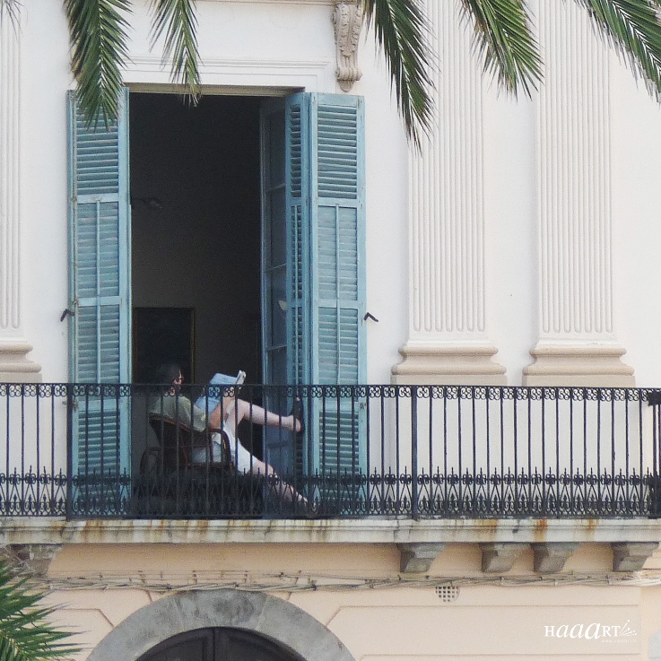 Lecteur au balcon