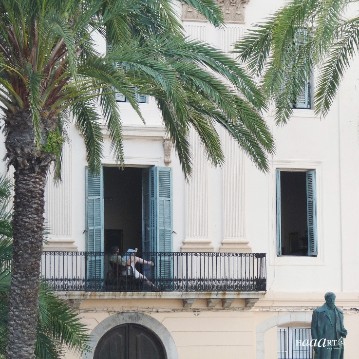Lecteur au balcon