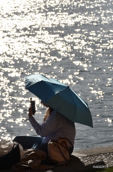Sous un parapluie